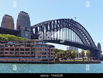 Die berühmte Sydney Harbour Bridge über den Park Hyatt Hotel als an einem klaren Tag von Campbells Cove in Sydney, NSW Australien erfasst Stockfoto