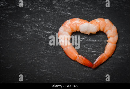 Meeresfrüchte zwei Garnelen Herzform/Gekochte Garnelen Garnelen auf dunklem Hintergrund - Valentines Abendessen romantische Liebe Essen und Liebe kochen Konzept Stockfoto