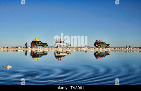 Jeeps auf dem Salzsee von Salar de Uyuni, Bolivien Stockfoto