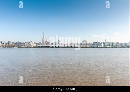 Belgien, Antwerpen - 15 Februar 2015: Stadtbild von Antwerpen ab Linkeroever gesehen Stockfoto