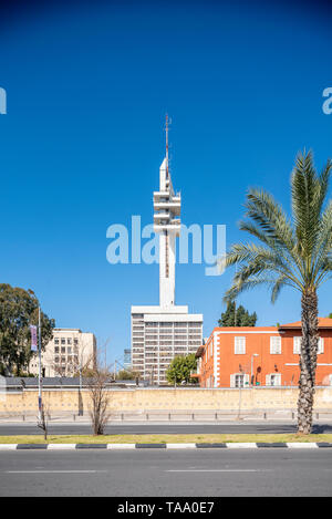 Israel, Tel Aviv-Yafo - 23. Februar 2019: Marganit Turm in Hakirya von ASSA Architekten Stockfoto