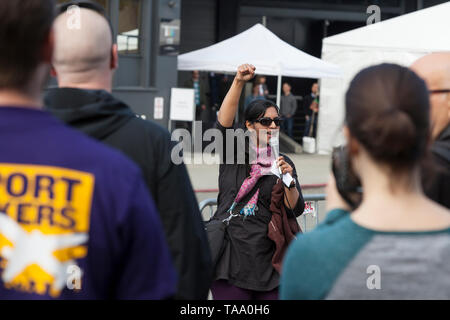 Seattle, Washington: Seattle City councilmember Kshama Sawant spricht mit Anhänger während eines Protestes am Amazonas 2019 Jahreshauptversammlung der Aktionäre am Fremont Studios. Teilnehmer, die von der Hauptversammlung gewählt auf einer großen Zahl von Aktionär Vorschläge zu Themen wie Gender Pay und Klimawandel Reporting sowie Rekognition, umstrittene Technologie zur Gesichtserkennung von Amazon. Stockfoto