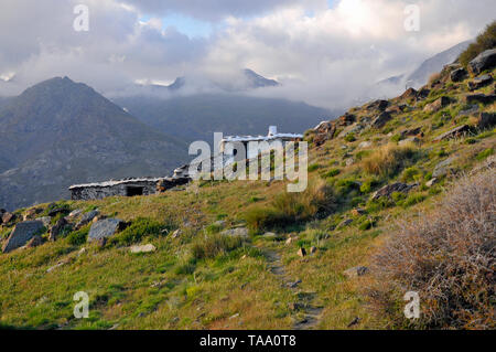 Ein Berber Stil Bauernhaus (corticho) im Schatten des Mulhacen, Spaniens höchsten Berg in der Sierra Nevada in Granada, Andalusien. Stockfoto