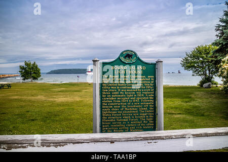 Mackinac Island, MI, USA - 23. Juni 2018: Die Round Island Lighthouse Stein Marker Stockfoto