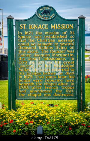 Mackinac Island, MI, USA - 23. Juni 2018: Die St. Ignace Mission Stein Marker Stockfoto