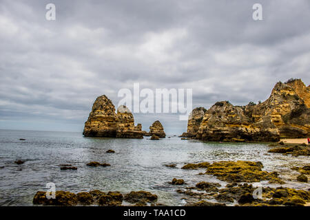 Die Klippen von Dona Ana Strand in Lagos, Algarve - Portugal Stockfoto