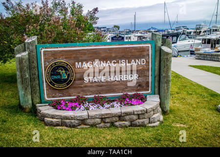 Mackinac Island, MI, USA - 23. Juni 2018: Der Mackinac Island State Harbour einladende Schild Stockfoto