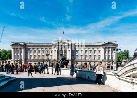 London, UK, 14. Mai 2019: Buckingham Palace einen sonnigen Tag im Frühling Stockfoto