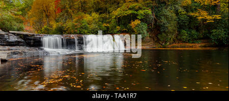 Hooker fällt in Nord-Carolina im späten Herbst mit bunten Herbstfarben Stockfoto