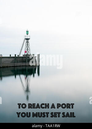 Der Hafen Mole in Rorschach Hafen auf einem typischen April Frühling Morgen am Bodensee in der Schweiz mit inspirierender Text. Stockfoto