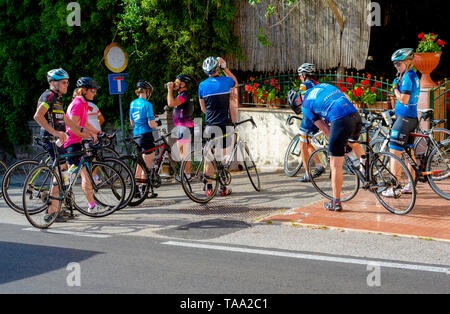 Costiera Sorrentina, Italien - 2. Juni 2018: Eine Gruppe von amateur Radfahrer erfrischt vor einem öffentlichen Brunnen während einer Tour an der Küste von Sorrent Stockfoto