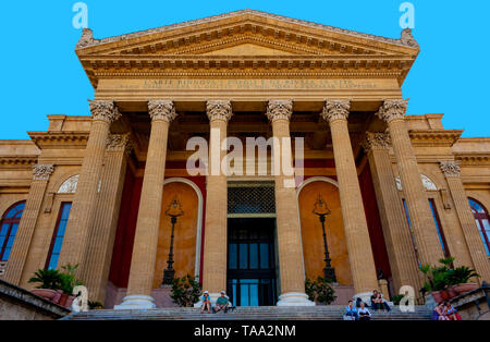 Palermo, Italien - 12 agosto 2016: Das Teatro Massimo Vittorio Emanuele ist ein Opernhaus und Opera Company auf der Piazza Verdi in Palermo, Sic entfernt Stockfoto