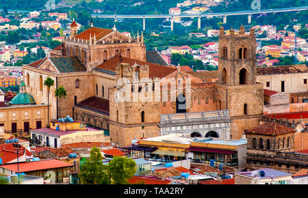 Die Monreale Kathedrale gesehen aus den Bergen, die die Stadt umgeben. Palermo. Italien Stockfoto