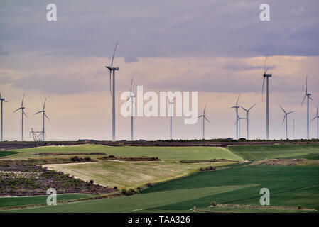 Spanische Windparks. Parque Eolico in der Provinz Valladolid einen Windpark in der Nähe des Dorfes Peñaflor von Hornija, Kastilien und Leon, Spanien Stockfoto