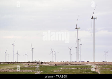 Spanische Windparks. Parque Eolico in der Provinz Valladolid einen Windpark in der Nähe des Dorfes Peñaflor von Hornija, Kastilien und Leon, Spanien Stockfoto