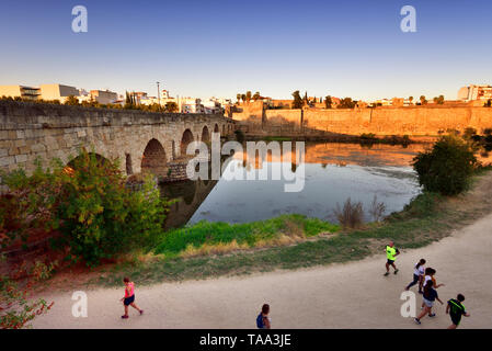 Die Puente Romano (Römische Brücke) über den Fluss Guadiana. Es ist die weltweit längste Brücke aus alten Zeiten. Auf der rechten Seite, die Alcazaba, eine maurische f Stockfoto