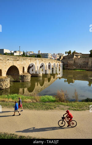 Die Puente Romano (Römische Brücke) über den Fluss Guadiana, die aus dem 1. Jahrhundert v. Chr.. Es ist die weltweit längste Brücke aus alten Zeiten. Auf t Stockfoto