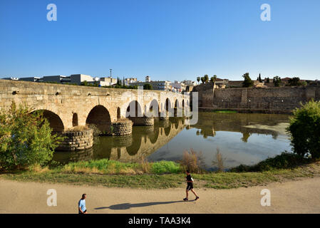 Die Puente Romano (Römische Brücke) über den Fluss Guadiana, die aus dem 1. Jahrhundert v. Chr.. Es ist die weltweit längste Brücke aus alten Zeiten. Auf t Stockfoto