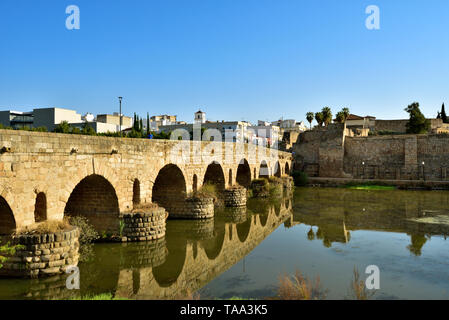 Die Puente Romano (Römische Brücke) über den Fluss Guadiana, die aus dem 1. Jahrhundert v. Chr.. Es ist die weltweit längste Brücke aus alten Zeiten. Auf t Stockfoto