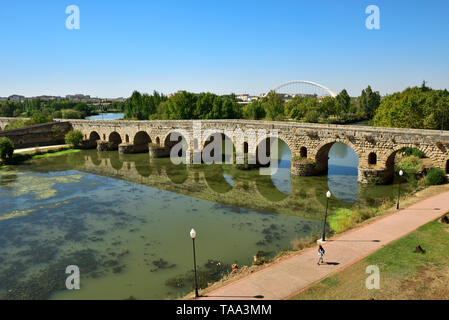 Die Puente Romano (Römische Brücke) über den Fluss Guadiana, die aus dem 1. Jahrhundert v. Chr.. Es ist die weltweit längste Brücke aus alten Zeiten. Eine Un Stockfoto