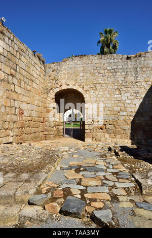 Eine römische Straße, die auf das erste Jahrhundert v. Chr., in der Alcazaba, eine maurische Festung 835 gebaut. Ein UNESCO-Weltkulturerbe, Merida. Spanien Stockfoto