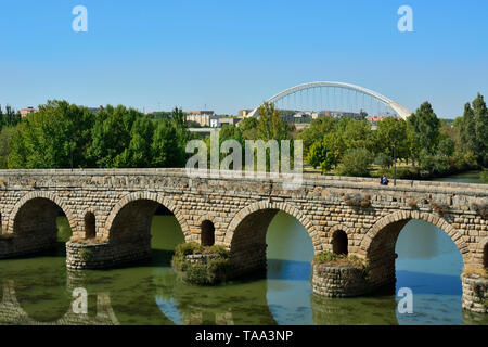 Die Puente Romano (Römische Brücke) über den Fluss Guadiana, die aus dem 1. Jahrhundert v. Chr.. Es ist die weltweit längste Brücke aus alten Zeiten. Eine Un Stockfoto