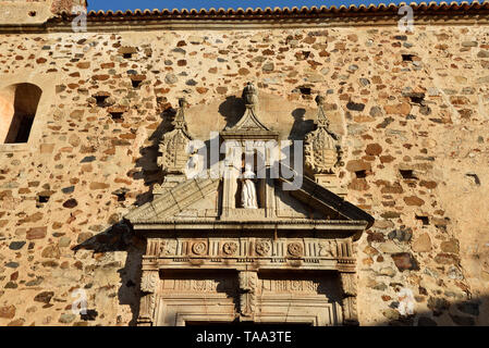 Fassade einer Kirche. Die Altstadt, die zum UNESCO-Weltkulturerbe gehört. Caceres, Spanien Stockfoto