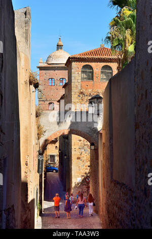 Straßenszene in der Altstadt, die zum UNESCO-Weltkulturerbe gehört. Caceres, Spanien Stockfoto