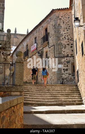 Straßenszene in der Altstadt, die zum UNESCO-Weltkulturerbe gehört. Caceres, Spanien Stockfoto