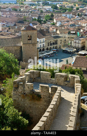 Die Wälle der Schloss von Trujillo, zurück in den 9. bis 12. Jahrhundert, mit Blick auf die Plaza Mayor. Trujillo, Spanien Stockfoto