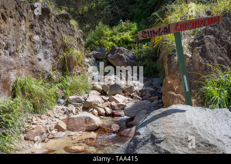 Garut, Indonesien - 12. August 2018: Rocky Stream mit klarem Wasser auf einem Berg. Schöne Landschaft von Papandayan montieren. Papandayan Mountain ist eine Stockfoto