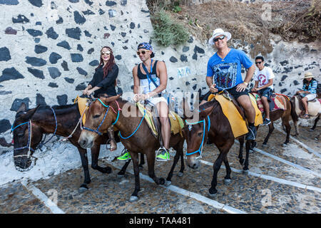 Santorini Griechenland Tourismus, Menschen, Touristen gehen bis Fira Santorini Esel reitet Weg Stockfoto