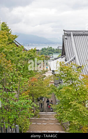 Blick auf Hiroshima an einem bewölkten Tag von den Stufen des Daishoin Tempel auf Miyajima Isand, Japan Stockfoto