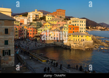 Genua, Italien, 23. März 2019 - Blick auf Genua Boccadasse bei Sonnenuntergang, ein Fischerdorf mit bunten Häusern, in Genua, Italien. Stockfoto