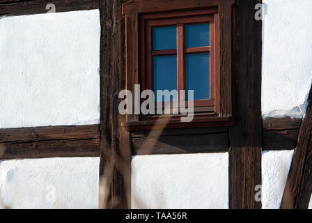 Fenster eines restaurierten Oberlausitzer Fachwerkhaus in Neundorf a.d. Eigen, Sachsen / Deutschland Stockfoto