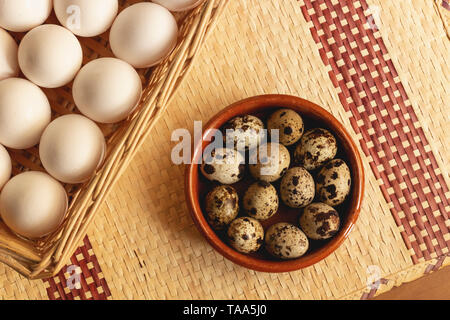 Frisch gesammelten Huhn und Wachteleier, bereit, leckere Rezepte zu machen Stockfoto