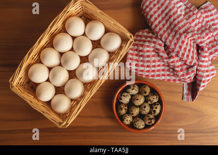 Frisch gesammelten Huhn und Wachteleier, bereit, leckere Rezepte zu machen Stockfoto