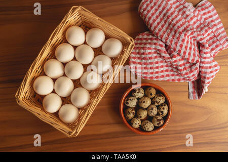 Frisch gesammelten Huhn und Wachteleier, bereit, leckere Rezepte zu machen Stockfoto