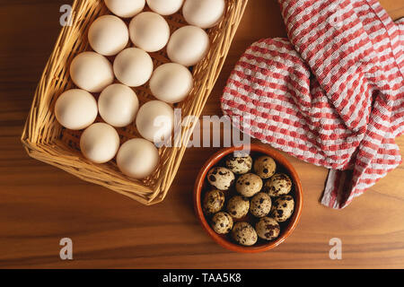 Frisch gesammelten Huhn und Wachteleier, bereit, leckere Rezepte zu machen Stockfoto