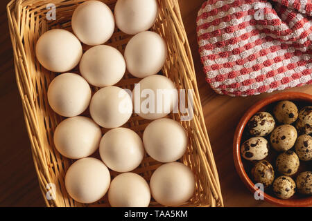 Frisch gesammelten Huhn und Wachteleier, bereit, leckere Rezepte zu machen Stockfoto