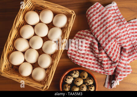 Frisch gesammelten Huhn und Wachteleier, bereit, leckere Rezepte zu machen Stockfoto