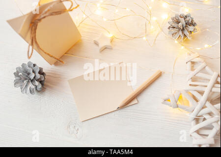 Weihnachten Hintergrund für Grußkarte Blatt Papier mit Platz für Text. X-Mas Spielzeug auf Holz Hintergrund. Flach liegend, Draufsicht Fotomockup Stockfoto