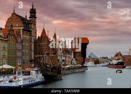 GDANSK, Polen, 27. September 2018; Altstadt Hafen mit dem berühmten Kran im Hintergrund auf den Sonnenuntergang. Stockfoto