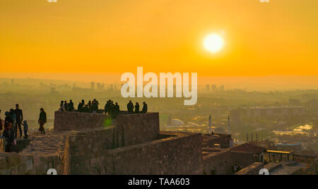 Ankara/Turkey-February 02 2019: Stadtbild Blick von der Burg von Ankara in den Sonnenuntergang und Personen, die an der Spitze der Burg Stockfoto