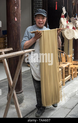 Die Nudeln auf dem Lebensmittelmarkt in Chengdu, Sichuan, China Stockfoto
