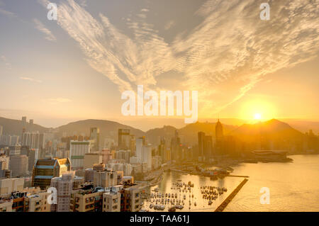 Hong Kong Hafen bei Sonnenuntergang Stockfoto