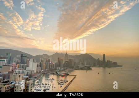 Hong Kong Hafen bei Sonnenuntergang Stockfoto