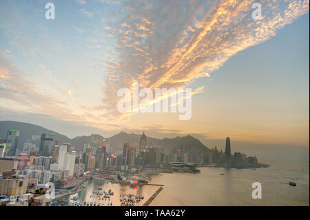 Hong Kong Hafen bei Sonnenuntergang Stockfoto