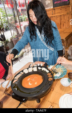 Hot Pot Restaurant in Chengdu, Sichuan, China. Das Essen ist in einer Brühe am Tisch gekocht Stockfoto