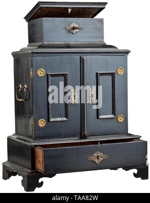 Ein Kabinett, 1. Hälfte des 18. Jahrhunderts den Körper aus Nadelholz furniert mit ebonised Obstholz Furnier. Die Basisstation mit einem abschließbaren Schublade. Die Doppeltüren mit tafelwerk der Welligkeit Spritzgießen und Rosetten aus Messing angebracht. Die Verriegelung mit Original Key. Die Innenseiten der Türen und die Fronten der Schubladen mit Spiegeln in Golden ripple Molding eingerichtet. Einzelnen Glasscheiben ersetzt, einige Flecken. Sechs Schubladen, die um eine Zentrale, rechteckig Schublade angeordnet. Das obere Stück mit Deckel verschließbar. Die Innenräume der Schubladen mit alten Dec gesäumt, Additional-Rights - Clearance-Info - Not-Available Stockfoto
